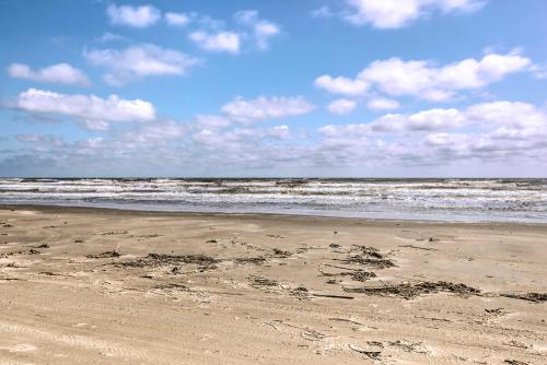 Galveston Getaway Across From 61st St Pier!