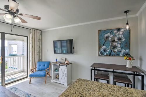 Galveston Getaway Across From 61st St Pier! - image 2