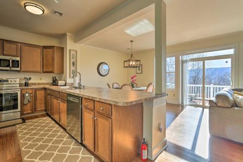 廚房, New ! Slopeside Townhome : WFH, Ski, Dine & Hike in 坦納斯維爾