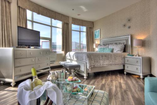 Waterfront Executive Suite, Panoramic View with Wrap-around Balcony, Not Pet-Friendly