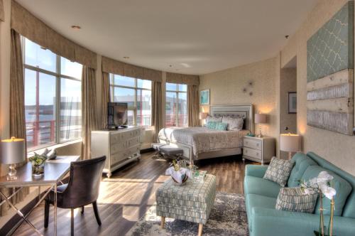 Lonsdale Quay Hotel