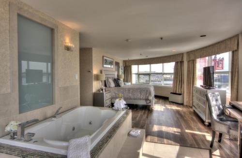 Carrie Cates Penthouse Suite with Hot Tub, Not Pet-Friendly