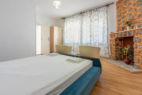 Two-Bedroom Apartment with Sea View image 9