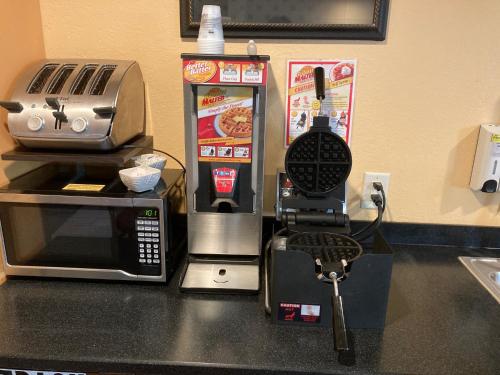 Food and beverages, Super 8 by Wyndham Chisago City in Chisago City (MN)