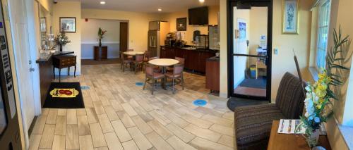 Lobby, Super 8 by Wyndham Chisago City in Chisago City (MN)