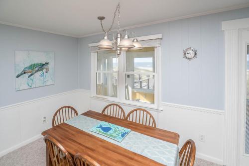 Pet friendly private ocean front cottage nestled in peaceful Caswell Beach
