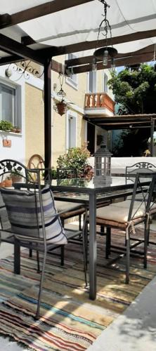 Holiday Dreamy Art Cottage with private courtyard and sea view