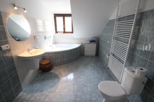 حمام, Luxury Apartment in Sumava Mountains in Trebon City Center
