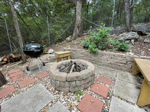 The Rivery Retreat, Choose from Luxury Guesthouse Cabin OR Poolside Suite in Lake Austin Hill Country – Austin, TX