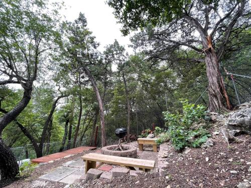 The Rivery Retreat, Choose from Luxury Guesthouse Cabin OR Poolside Suite in Lake Austin Hill Country – Austin, TX