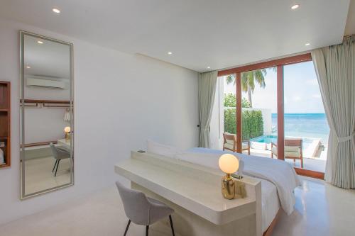 White Whale Beachfront Pool Villa in Bang Por