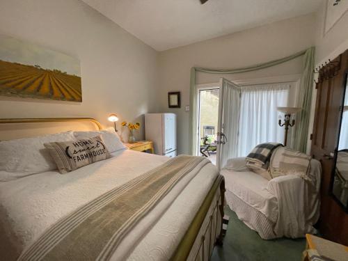 The River Road Retreat at Lake Austin-A Luxury Guesthouse Cabin & Suite