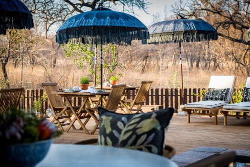 301545869 Safari Moon Luxury Bush Lodge