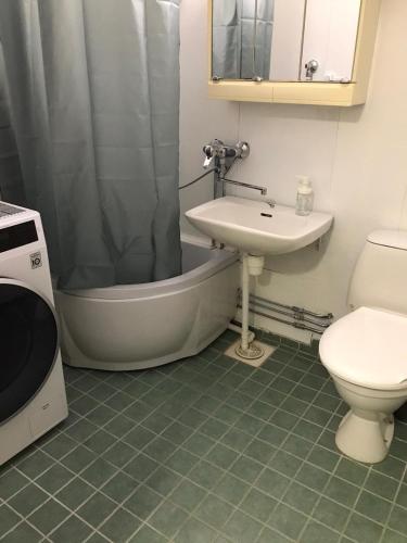 Shower, Spacious 1bdrm apartment near metro. Free parking in Länsimäki