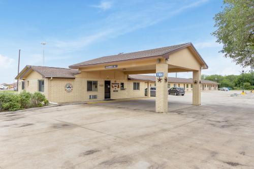 Freer Executive Inn & Suites