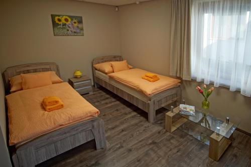 2 twin beds, 1 sofa bed