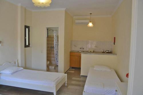 3 twin beds