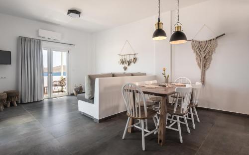 设施服务, Eclipse Tales in 米洛斯岛