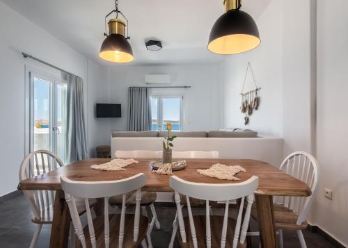 设施服务, Eclipse Tales in 米洛斯岛