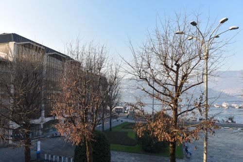Superior One-Bedroom Apartment with Lake View - Via Giocondo Albertolli 22