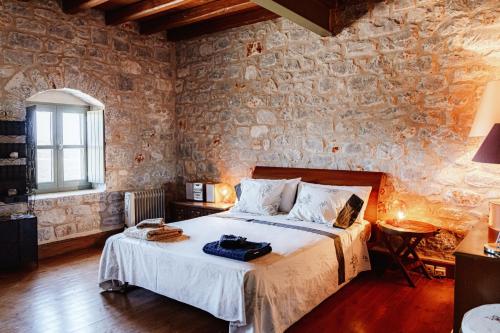 Modern 2BDR Stone Tower, majestic view in Mani gîte à louer Nikólakkos