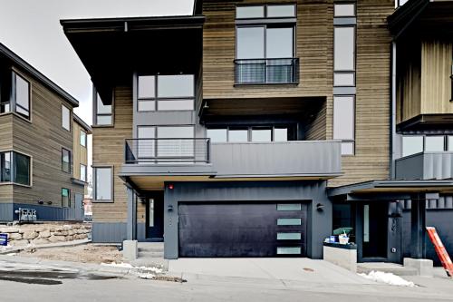 New Ski-In Townhome at The Ridge - Private Hot Tub townhouse - image 2