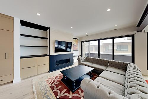 New Ski-In Townhome at The Ridge - Private Hot Tub townhouse - image 3