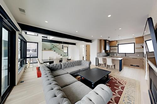 New Ski-In Townhome at The Ridge - Private Hot Tub townhouse - image 4