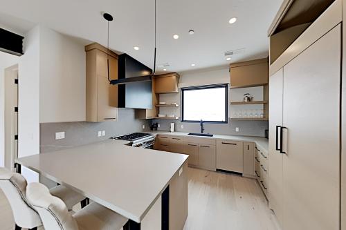 New Ski-In Townhome at The Ridge - Private Hot Tub townhouse - image 6