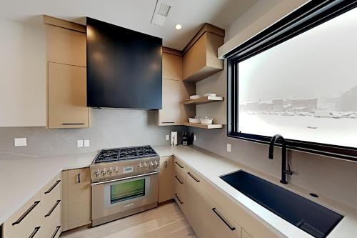 New Ski-In Townhome at The Ridge - Private Hot Tub townhouse - image 8