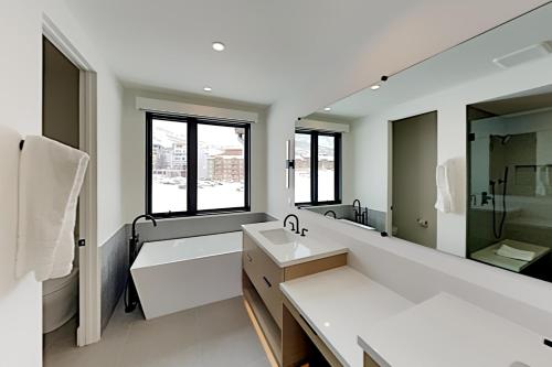 New Ski-In Townhome at The Ridge - Private Hot Tub townhouse - image 12