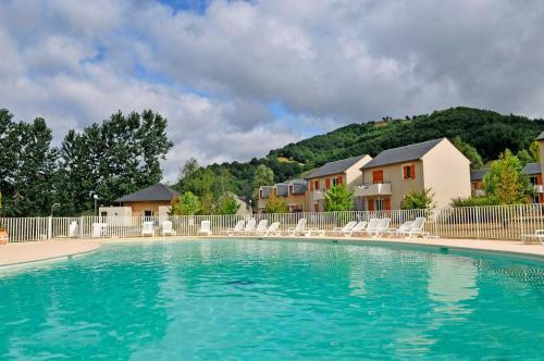 T3 duplex village geolia Saint geniez d'olt avec 2 piscines aux portes de l'aubrac 64 - Location saisonnière - Saint-Geniez-d'Olt-et-d'Aubrac