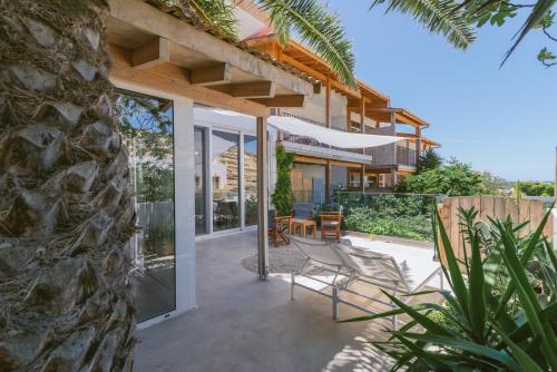 Die Zwei Bruder Art & Suites in Adelianos Kampos