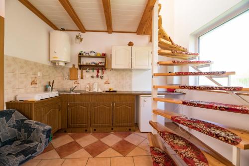 2 bedrooms, 6 beds