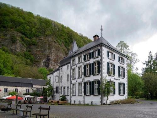 Authentic castle located on the river Ambl ve in the middle of nature gîte à louer Stokeu