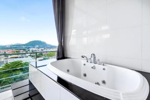 room detail thumbnail 2