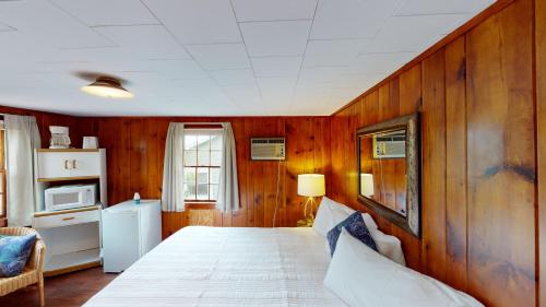 The Lakeview Inn & Cottages