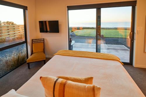 Glenburn Coastal Retreat - Tap to explore photos