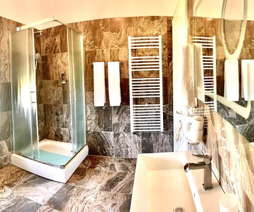 Deluxe Double Room (2 Adults + 1 Child) image 5