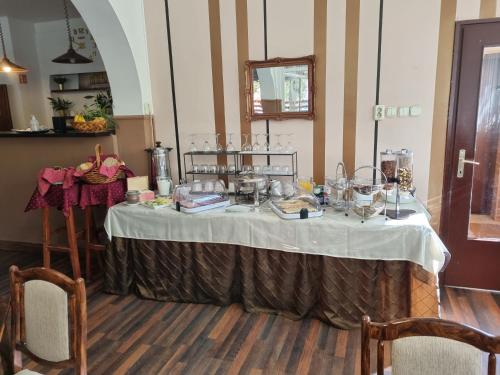 Toit ja joogid, Belvarosi Panzio in Siofok