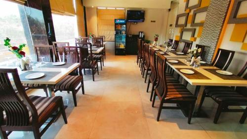 Étterem, Hotel Ozas Grand near Ganga Aarti