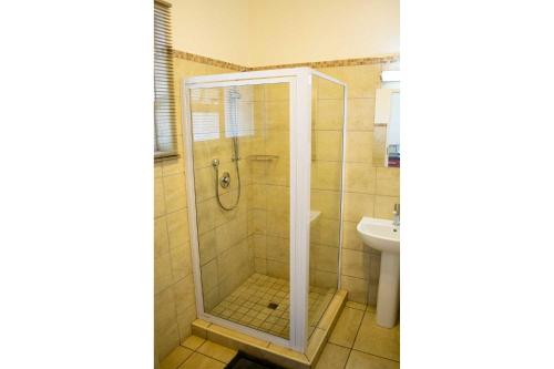 Double Room with Pool View image 4