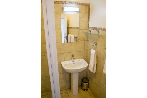 Double Room with Pool View image 9