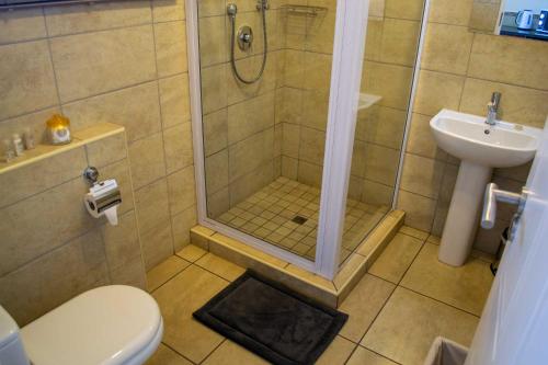 Double Room with Pool View image 5