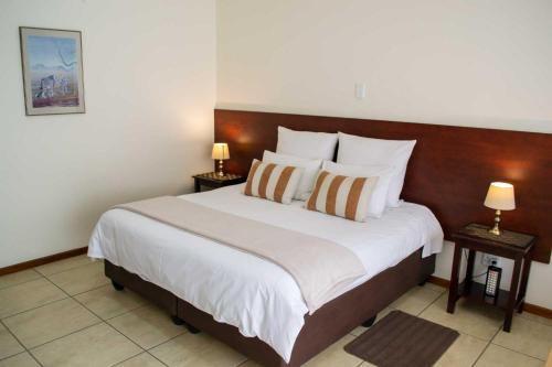 Double Room with Pool View image 8