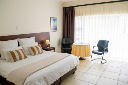 Double Room with Pool View image 7