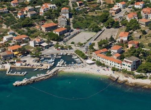 Apartment in Slatine with sea view, balcony, air conditioning, Wi-Fi (4784-1)