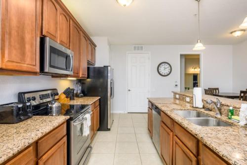 Beautiful 2 Bedroom Lake View Condo condo - image 12