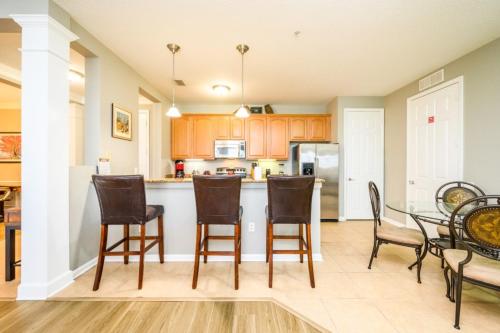3 Bedroom Premium Lakeview - CDC COMPLIANT -1012 condo - image 5