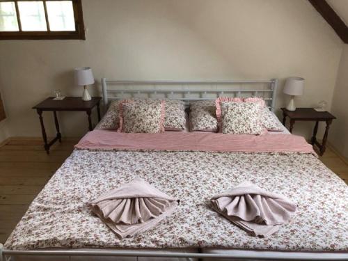 1 queen bed, 1 double bed